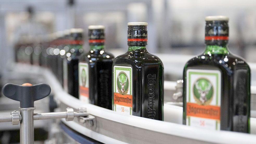 Jägermeister trotzt dem schwachen Markt und verkauft deutlich mehr Flaschen seines Kräuterlikörs. (Archivbild) Foto: Sebastian Kahnert
