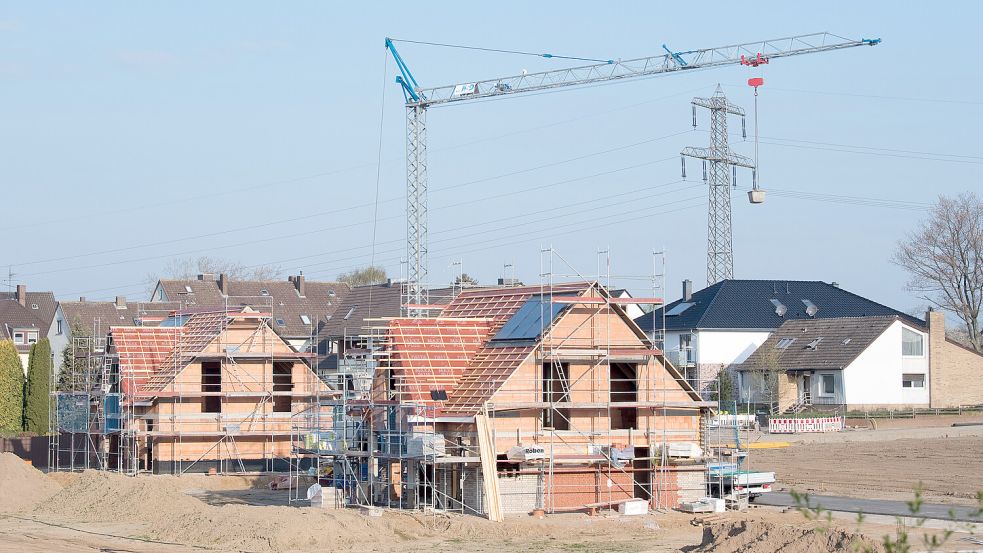 Einfamilienhäuser stehen im Rohbau in einem Neubaugebiet: Bauen ist sehr teuer geworden. Symbolfoto: Julian Stratenschulte/dpa