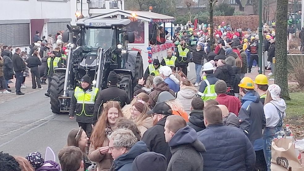 Jedes Jahr kommen Tausende Menschen zum Karnevalsumzug nach Ramsloh. Das war auch 2026 wieder der Fall (Foto). Im Jahr zuvor soll es während des Umzugs eine sexuelle Belästigung gegenüber einer 21-Jährigen gegeben haben. Der Angeklagte aus Weener musste sich nun vor Gericht verantworten. Foto: Hans Passmann