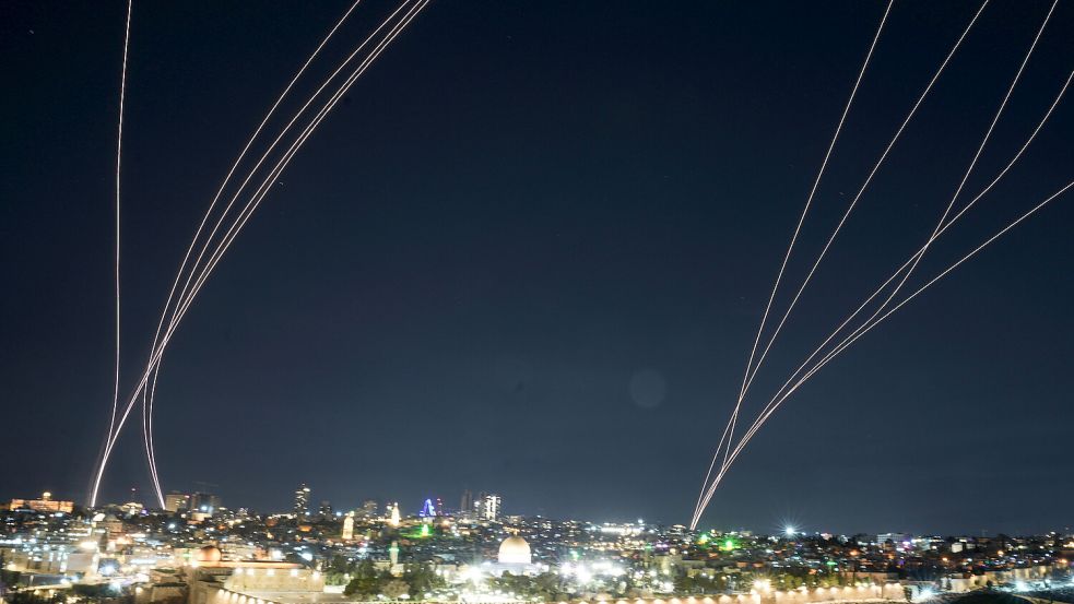 Jerusalem: Das israelische Luftabwehrsystem feuert, um vom Iran auf Israel gerichtete Raketen abzufangen. Foto: Mahmoud Illean/AP/dpa