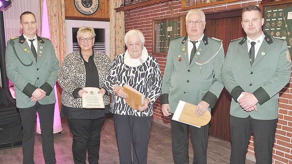 Schützen-Vorsitzender Matthias Meyer (links) und Kassenwart Mattias Mennenga (rechts) ehrten Helga Loerts (von links), Margret Sap und Rainer Lübbers für ihre Treue. Foto: Bodo Wolters