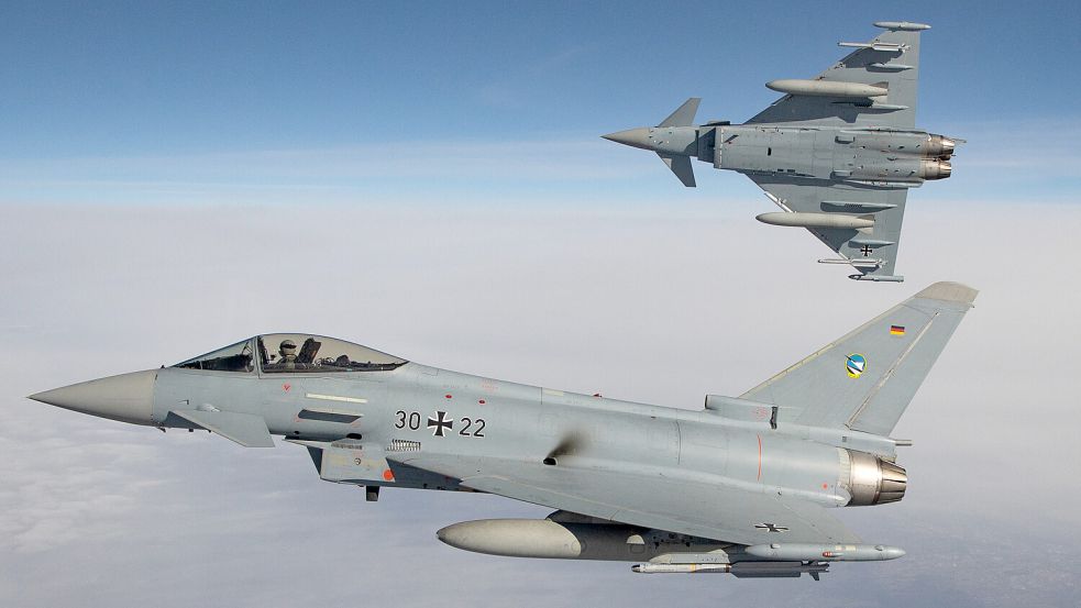 Das Bild zeigt zwei Eurofighter mit angebrachten Lenkflugkörpern. Beim abendlichen Flug über Bingum am Montag, waren allerdings in Schleswig stationierte Tornados unterwegs. Foto: Bundeswehr/Christian Timmig