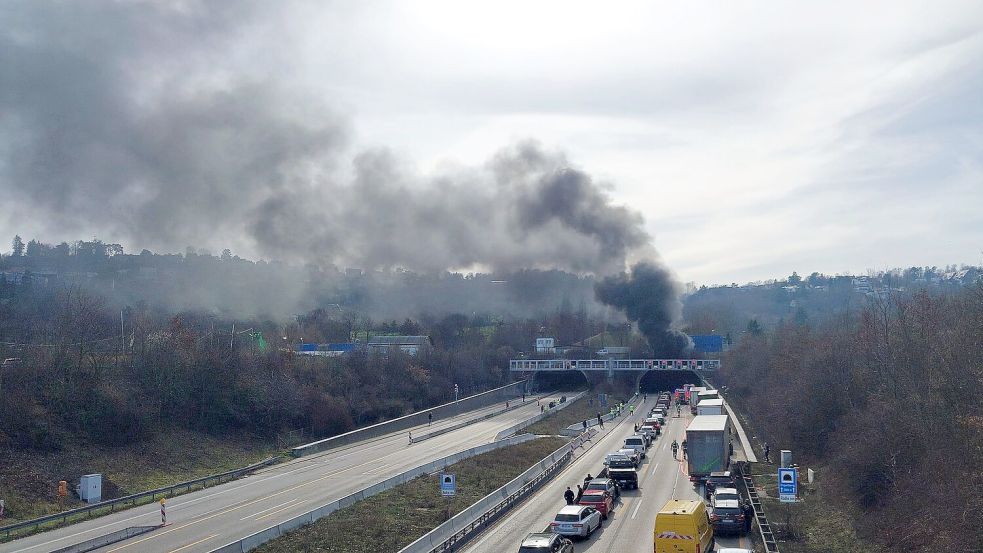 Im Engelbergtunnel entlang der A81 ist ein Brand ausgebrochen - mit weithin sichtbarer Rauchsäule. Foto: Karsten Schmalz