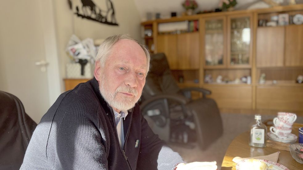 Werner Groen sitzt in seinem Wohnzimmer. Mit 22 Jahren erblindete er. Dann startete er durch. Foto: Lars Reckermann