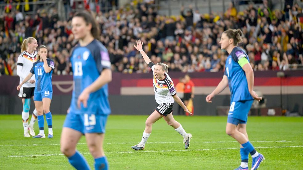 Elisa Senß dreht nach ihrem Tor jubelnd ab. Foto: Robert Michael