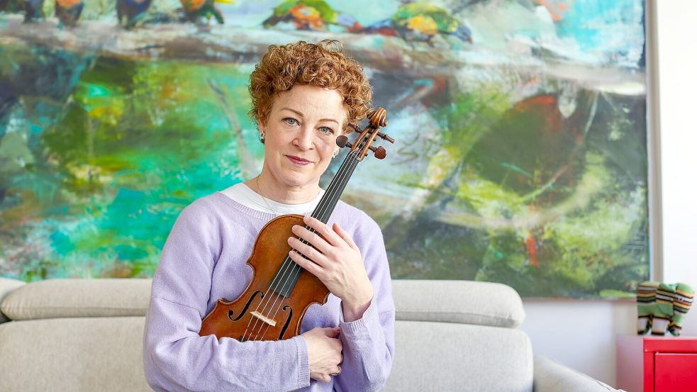 Carolin Widmann hatte Angst um ihr wertvolles Instrument. Nun hat die Lufthansa die Regel für kleine Instrumente geändert. Foto: Jan Woitas