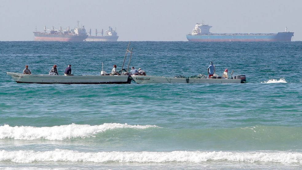 Mit großen Tankern wird der Rohstoff ans Ziel gebracht. Foto: Kamran Jebreili/AP/dpa