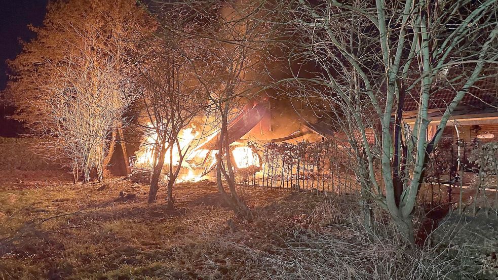 Am Dienstagabend brach in der Gemeinde Uplengen ein Feuer aus. Foto: Feuerwehr