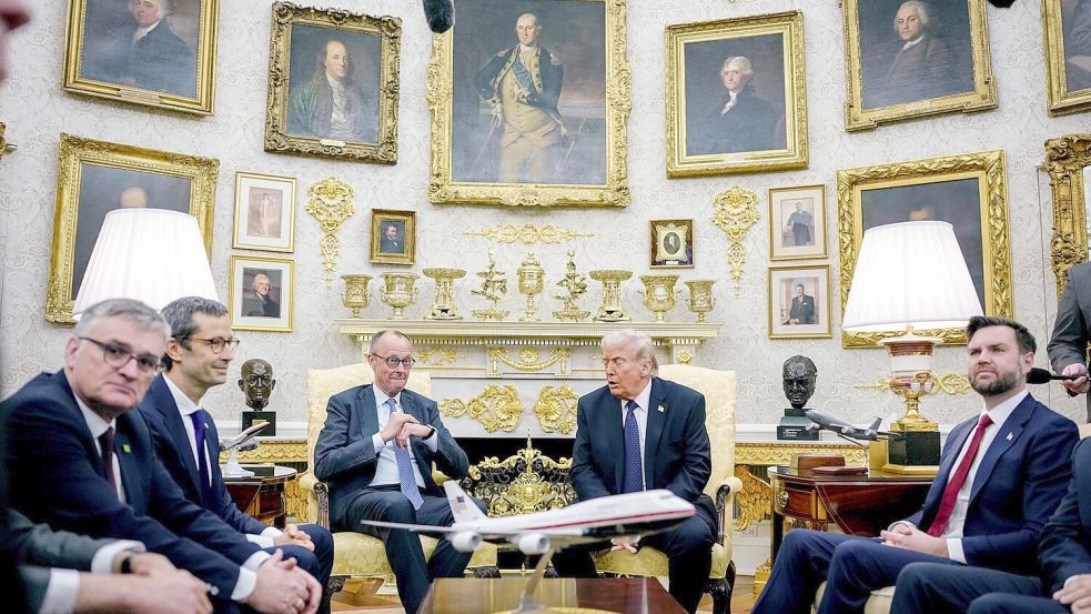 Auch Vizepräsident JD Vance war im Oval Office wieder dabei, Foto: Kay Nietfeld/dpa