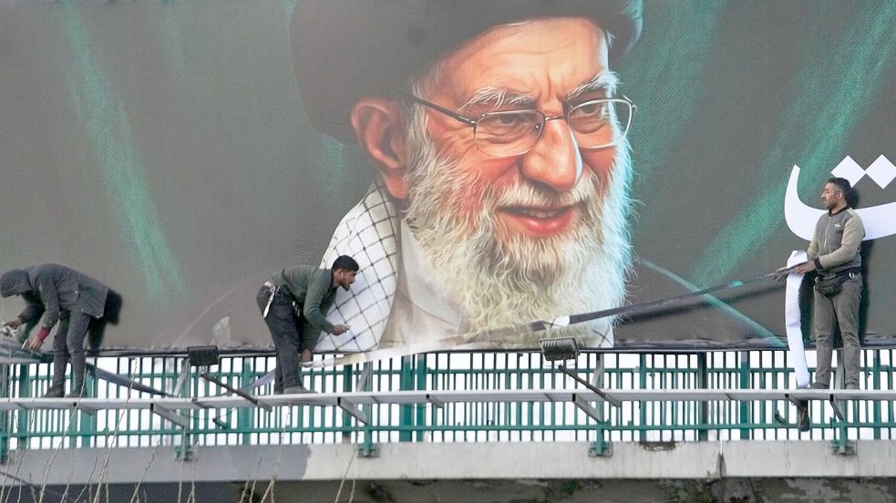 Plakatwand mit dem Porträt des von Israel getöteten iranischen Obersten Führers Chamenei. Foto: Vahid Salemi/AP/dpa