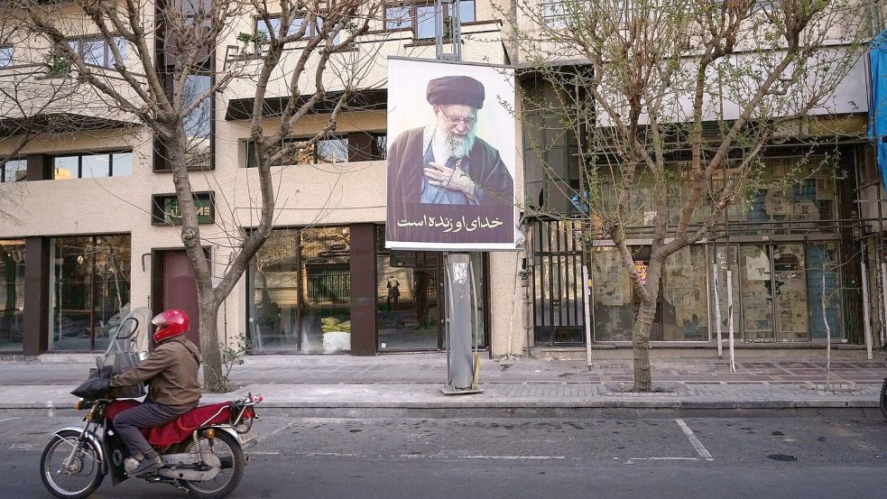 Der Tod von Ajatollah Ali Chamenei hat ein Machtvakuum ins Zentrum des Iran gerissen. (Archivbild) Foto: Vahid Salemi/AP/dpa