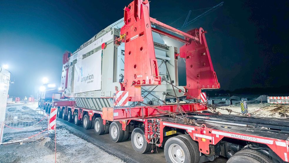 Die Transformatoren sind jeweils rund sieben Meter lang und über vier Meter hoch und breit. Fotos: Amprion