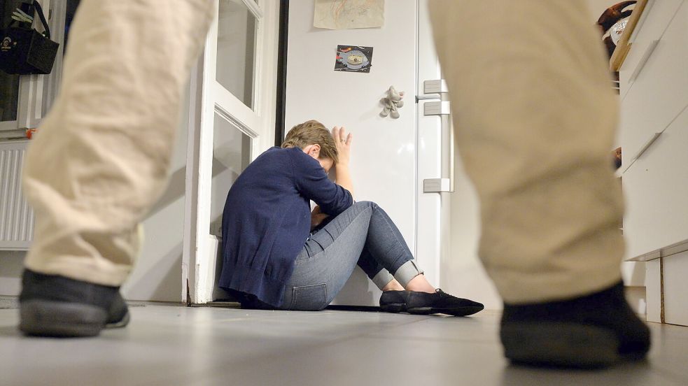 Viele Frauen suchen im Landkreis Aurich Schutz vor Gewalt von Männern. Symbolfoto: DPA