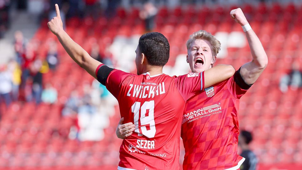 Luca Prasse (rechts) braucht beim FSV Zwickau keine Eingewöhnungszeit. Hier feiert er das Tor seines Mitspielers Cemal Sezer (links) gegen Altglienicke, das Prasse vorbereitet hatte. Foto: Imago