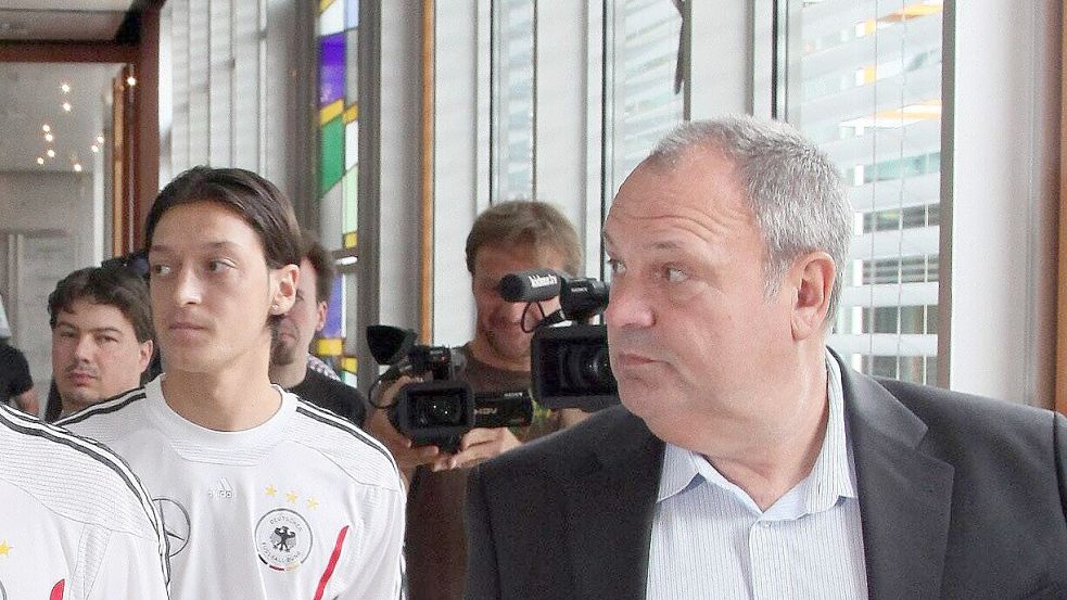 Einst enge Vertraute: Hier kommt Mediendirektor Harald Stenger 2010 mit Mesut Özil zur Pressekonferenz. Foto: IMAGO/Schüler