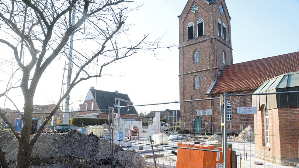 Direkt neben der reformierten Kirchen in Neermoor ist eine große Baustelle. Foto: Karin Lüppen