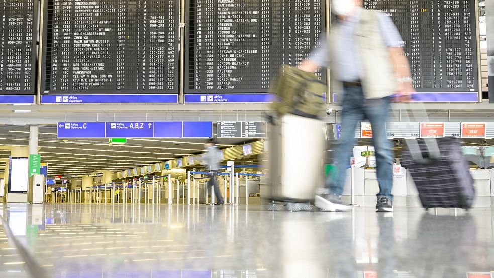 Gestrandete Reisende haben das Recht auf einen schnellstmöglichen Rückflug. Foto: Andreas Arnold/DPA