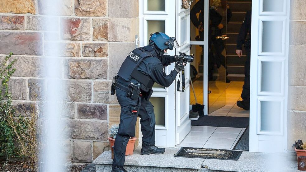 Bewaffnete Einsatzkräfte waren in Iserlohn vor Ort. Foto: Alex Talash/dpa