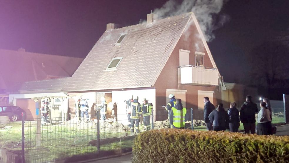 Am Dienstagabend brach in einem Wohnhaus am Liebigweg in Folmhusen ein Feuer aus. Foto: Markus Bruns/Feuerwehr Westoverledingen