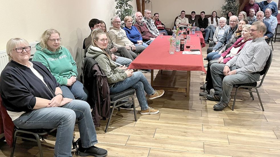 Am Sonntag trafen sich Anwohner aus der Nachbarschaft. Sie sind gegen die Ansiedlung des Seker Huus in Kamperfehn. Foto: Privat