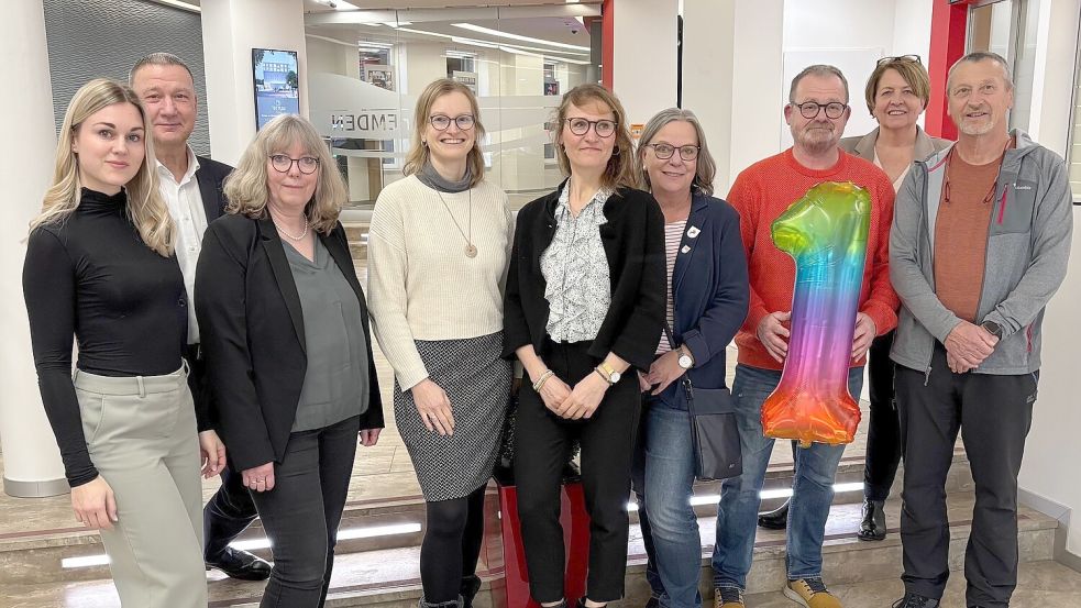 Bei der Spendenübergabe tauschten sich Neele Khalil (Weihnachtswunder, von links), Jens Jann (Sparkasse), Kirsten Gante (Weihnachtswunder), Julia Block und Margareta Francovich-Gerhardt (Pflegeheim Am Wall), Herta Hoogestraat und Bernd-Thomas Martens (Larrelter Dorfverein) sowie Insa Bruns-Breninck (Sparkasse) und Ludwig Boom (Pflegegenossenschaft) aus. Foto: privat