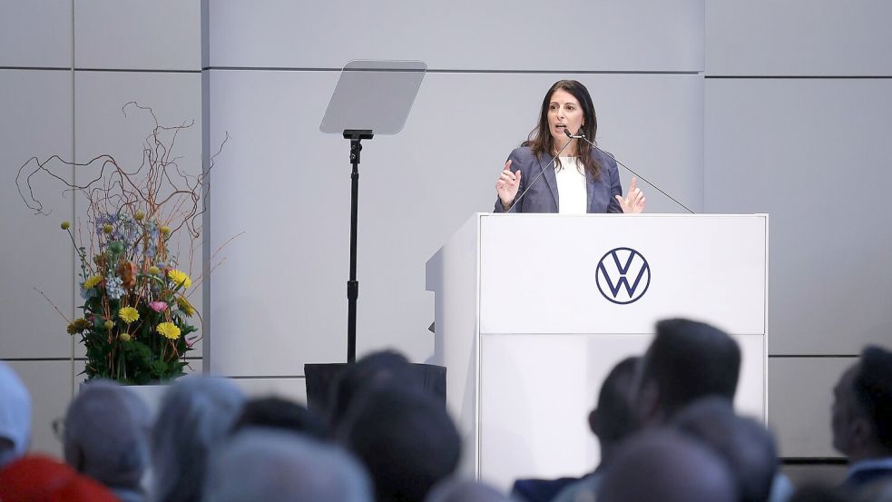 Betriebsratschefin Daniela Cavallo fordert in ihrer Rede klarere Vorgaben für Konzerntöchter wie Audi und Porsche. Foto: Kevin Nobs/Volkswagen AG/dpa