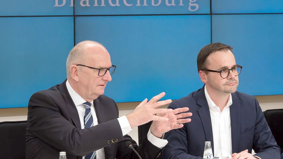 Dietmar Woidke, Brandenburgs Regierungschef, und Jan Redmann, CDU-Landesvorsitzender, präsentieren ihre Ziele für eine gemeinsame Koalition. Foto: Soeren Stache
