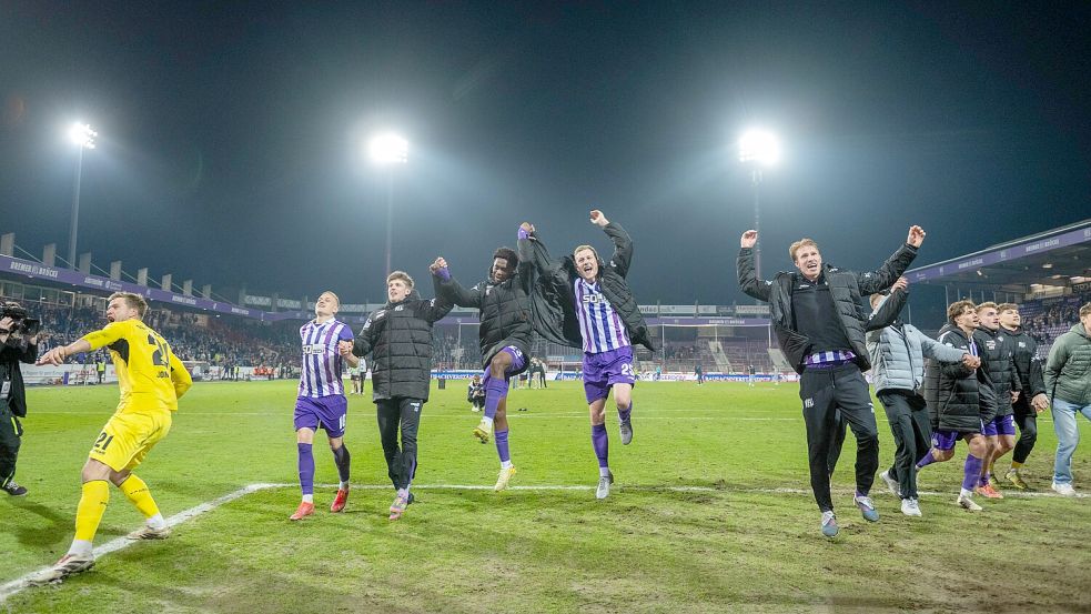 Der Tabellenführer jubelt vor seinen Fans: Die Profis des VfL Osnabrück holen sich nach dem 2:0-Sieg gegen Viktoria Köln den verdienten Applaus ab. Foto: Michael Titgemeyer