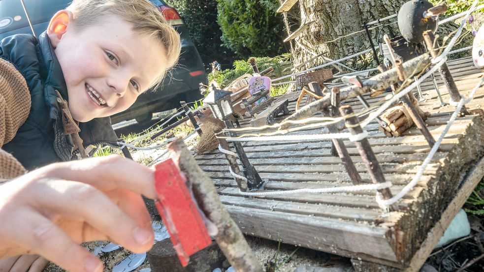 Der sechsjährige Keno Tietz ist ein treuer Fan von Wibo und schaut gerne bei ihm vorbei. Foto: Klaus Ortgies