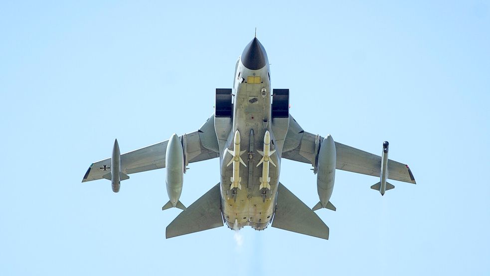 Ein Tornado-Kampfjet startet beim Fliegerhorst Schleswig/Jagel. Von dem Fliegerhorst waren in dieser Woche bereits mehrere Tornado-Jets über dem Landkreis Leer zu hören. Foto: Gregor Fischer/dpa-Archiv