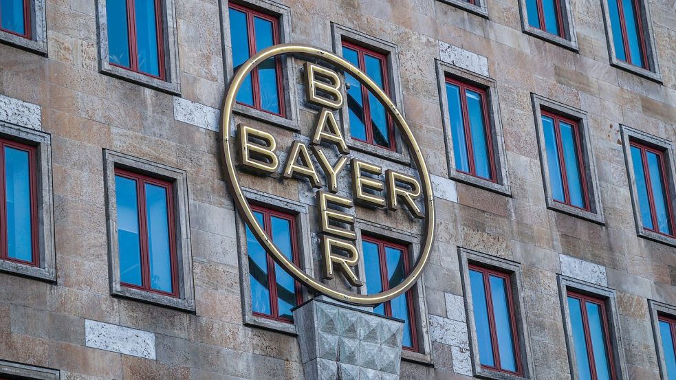 Das Bayerlogo an einem Verwaltungsgebäude in Leverkusen. Foto: Oliver Berg