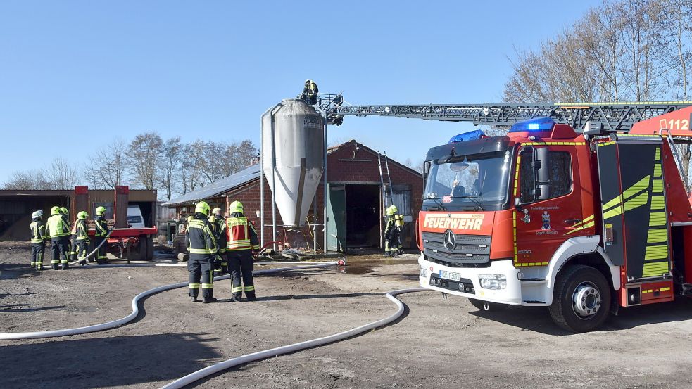 Die Besatzung der Drehleiter aus Norden wurde zur Unterstützung nach Leezdorf gerufen. Foto: Thomas Dirks