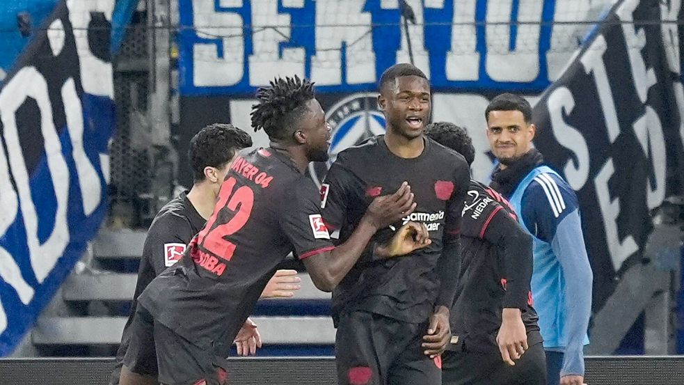 Leverkusens Torschütze Christian Kofane wird nach seinem Tor zum 1:0 gefeiert. Foto: Marcus Brandt