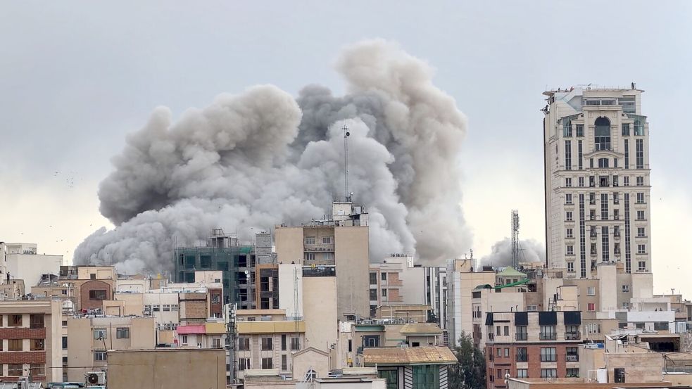 Eine Rauchwolke steigt nach einer Explosion in Teheran auf. (Archivbild) Foto: Mohsen Ganji/AP/dpa