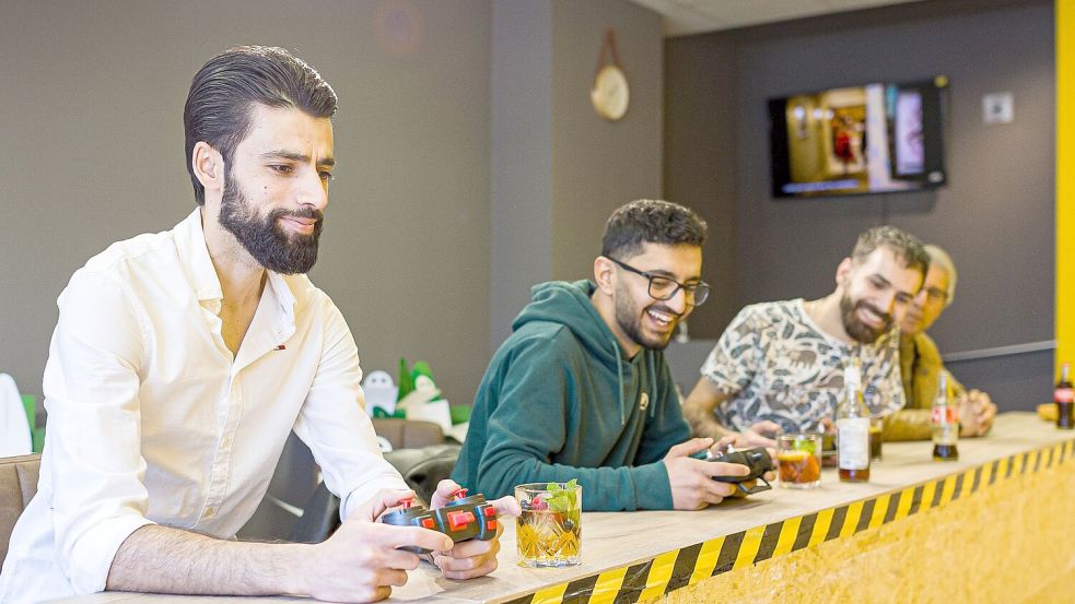 Familie und Freunde hätten anfangs an dem Konzept gezweifelt, sagt der Gründer (links). „Die haben mir zuerst davon abgeraten und gesagt: Was ist das für eine dumme Idee? Wer geht in ein Café, um zu baggern?“ Foto: Moritz Frankenberg