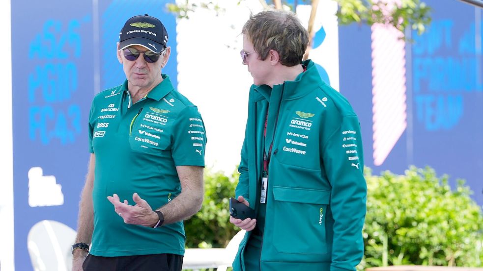 Adrian Newey (l) hadert mit dem Motor von Aston Martin. Foto: Asanka Brendon Ratnayake/AP/dpa