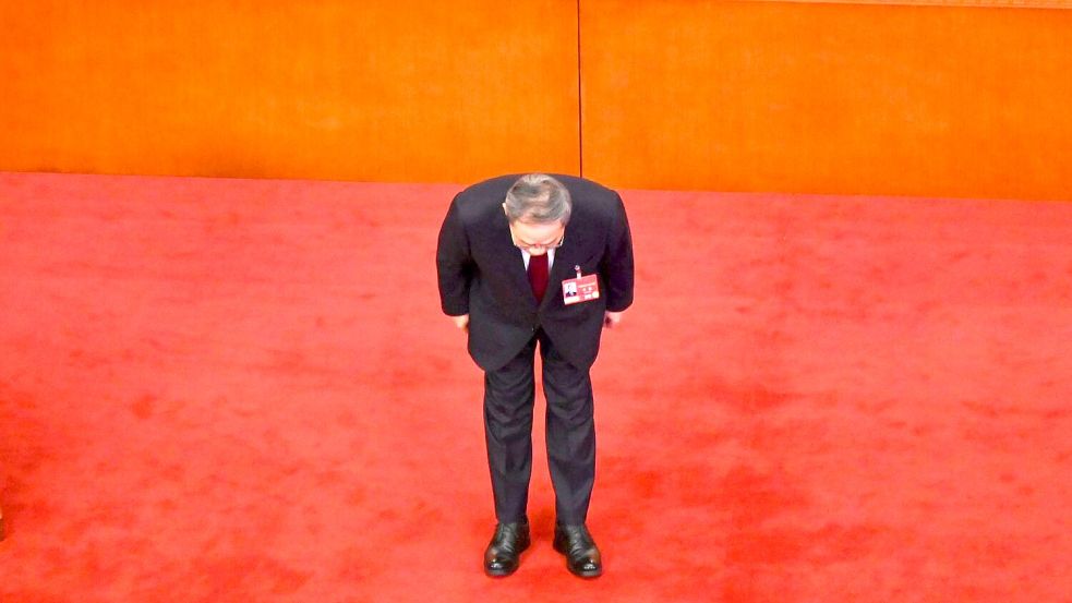 Vor seiner Rede verbeugte sich Ministerpräsident Li vor den Delegierten. Foto: Johannes Neudecker/dpa