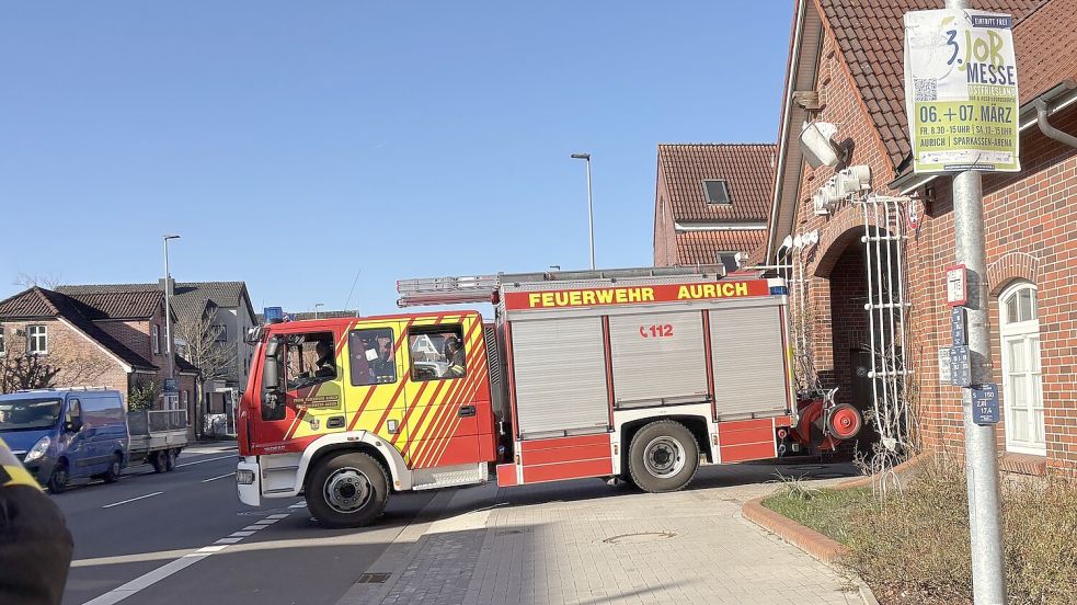 Ein Fahrzeug der Feuerwehr Aurich fährt nach dem schnellen Einsatzende wieder los. Sechs Löschgruppenfahrzeuge waren vor Ort. Foto: Christin Wetzel