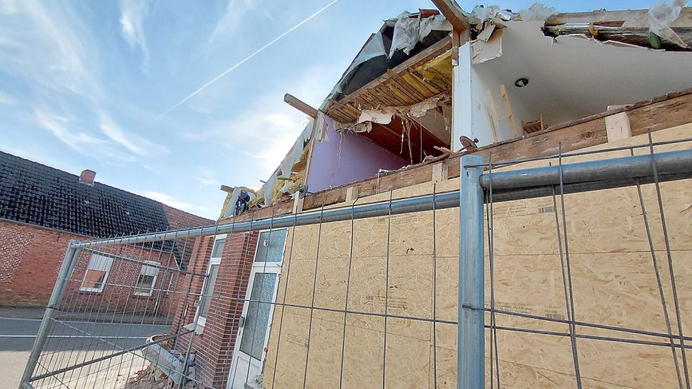 Aktuell gibt die fehlende Front des Hauses den Blick ins Haus frei. Unten ist alles gegen Zutritt Unbefugter abgesichert. Foto: Vera Vogt