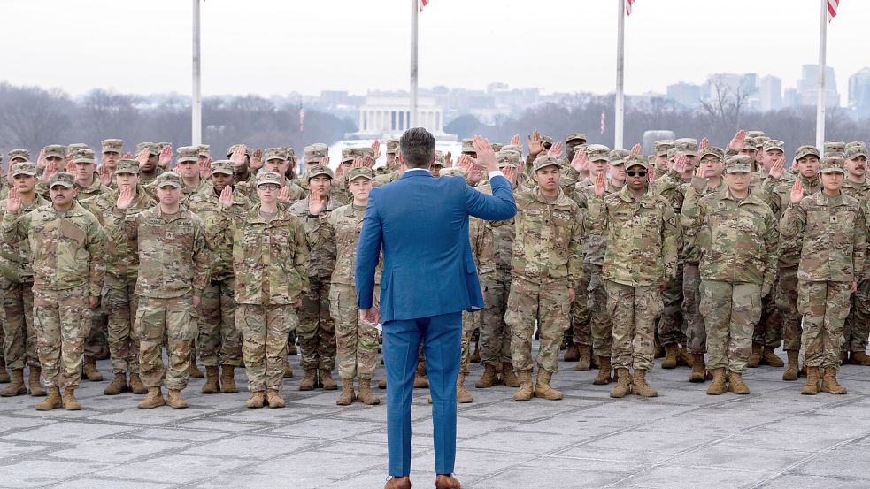 Pete Hegseth und sein Ministerium stehen in der Kritik: Nutzen Kommandeure das Christentum, um die Angriffe auf den Iran zu rechtfertigen? Foto: dpa/Kevin Wolf