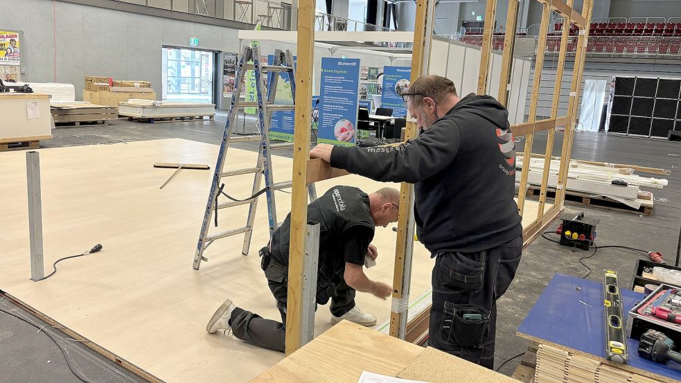Der Aufbau ist gestartet: Die ersten der insgesamt 110 Aussteller sind seit Mittwochmorgen, 4. März, in der Halle. Unser Foto zeigt den Stand der Firma Enercon, der Stück für Stück wächst. Foto: Udo Hippen