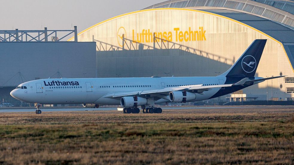 Wieder zu Hause: Der erste Evakuierungsflieger auf dem Frankfurter Airport. Foto: Hannes P. Albert/dpa