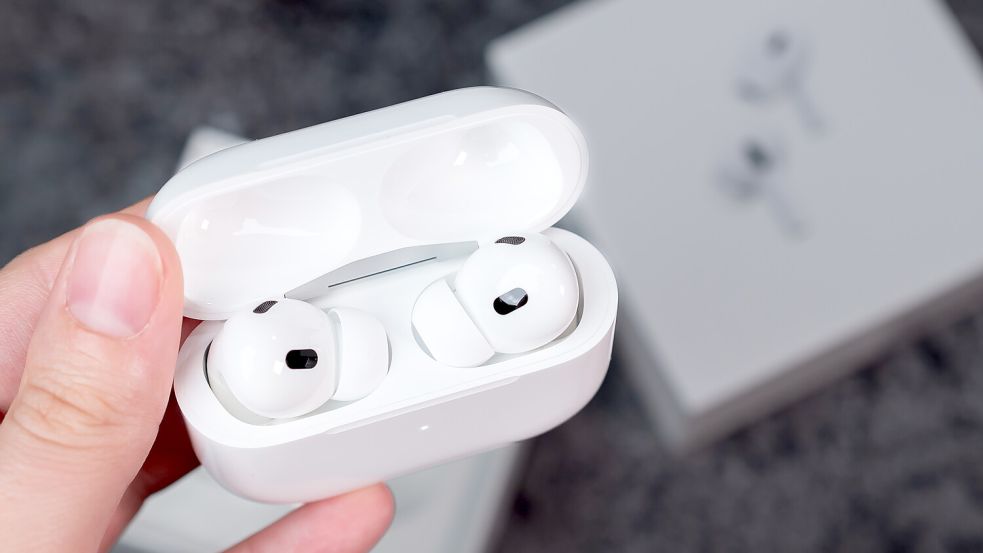 In der Bahnhofshalle des Bremer Hauptbahnhofs beendeten Zivilfahnder der Bundespolizei den illegalen Verkauf von Technik-Plagiaten. Foto: imago images / Pond5 Images