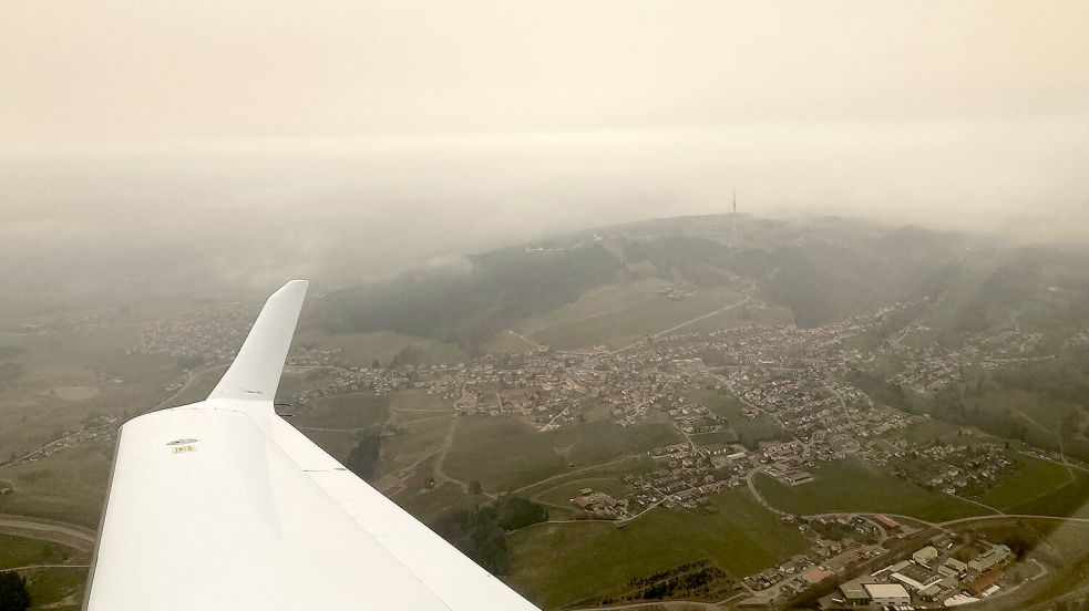 So massiv wird es diesmal nicht: Im März 2022 erlebte Deutschland ein intensives Saharastaubereignis. Der Deutsche Wetterdienst dokumentierte das Ereignis auch aus der Luft. Der Blick aus dem Forschungsflugzeug auf das Observatorium Hohenpeißenberg zeigt deutlich den Saharastaub in der Luft. Archivfoto: Hochschule Düsseldorf/DWD