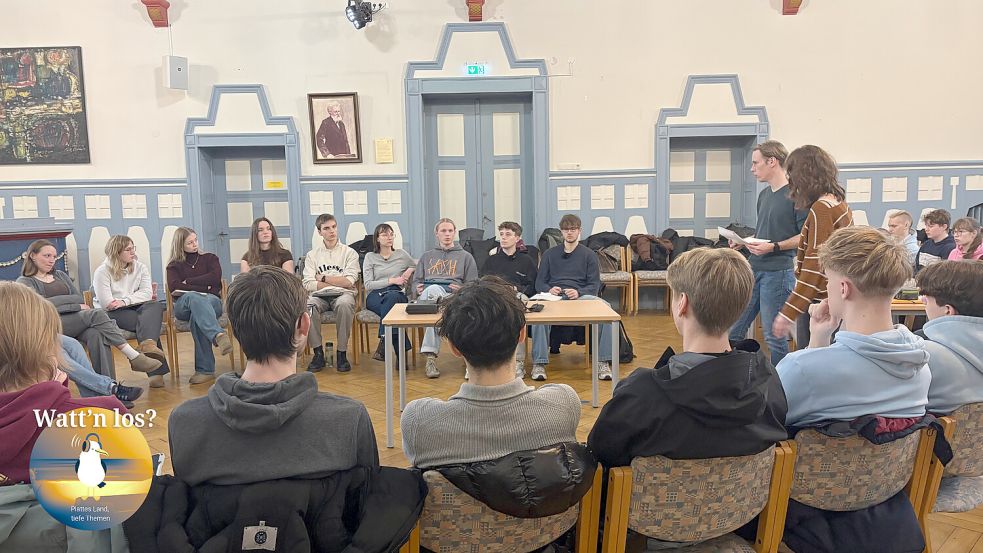 Bei der Podcast-Aufnahme sprachen Björn Klüver und Madita Janßen mit Politik-Leistungskursen vom Gymnasium Ulricianium in Aurich. Foto: Annika Webermann