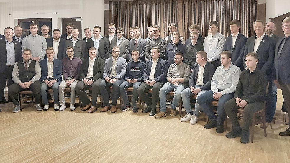 24 junge Männer haben den Beruf des Land- und Baumaschinenmechatronikers erlernt. Sie wurden jetzt im Beisein von Gästen in Friedeburg freigesprochen. Foto: Bodo Wolters