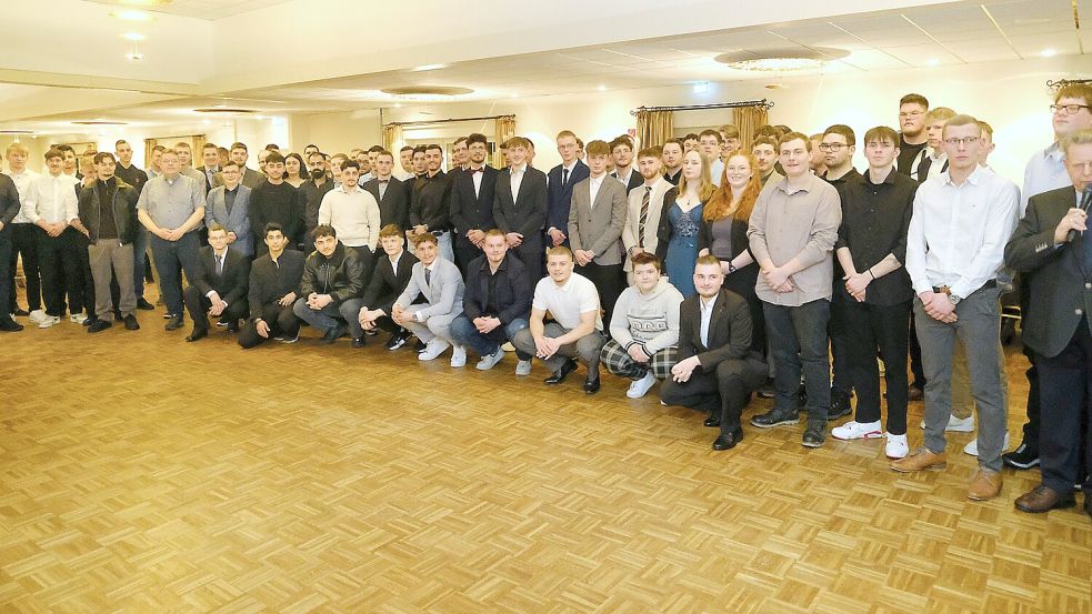 Die Gesellinnen und Gesellen ließen sich in Middels feiern. Bei ihrer Freisprechung stellten sich mit Innungsobermeister Lothar Freese (rechts) zum Erinnerungsfoto auf. Foto: : Vogel Verlag/H. Zietz