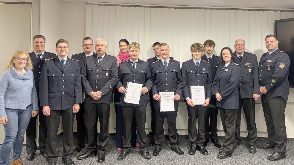 Das Foto zeigt die Feuerwehr Walle und Gäste auf der Jahreshauptversammlung (von links): Monika Gronewold, Thorsten Fleßner, Sönke Geiken, Markus Rahmann, Karsten Jakobs, Sarah Buss, Noah Bertelmann, Tielko Beitelmann, Fabian Ahrends, Till Frerichs, Marc Dettmers, Diana Stöhr-Aeilts, Heinz Hollwedel und Marco Päben. Foto: Feuerwehr/Finn Feldmann