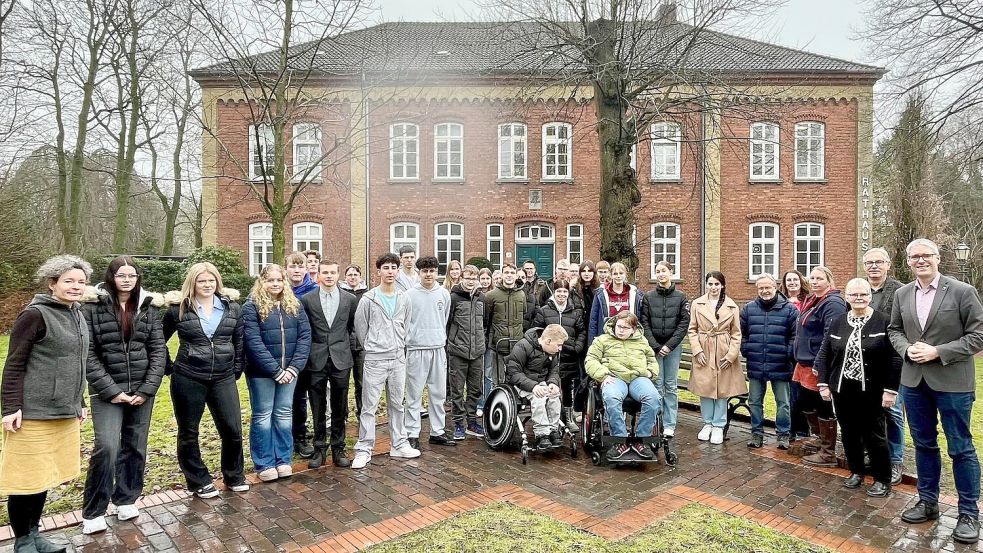 Mit einem Treffen der Schüler und Ratsmitglieder im Rathaus startete das Politikerpatenprojekt. Foto: Stadt Weener