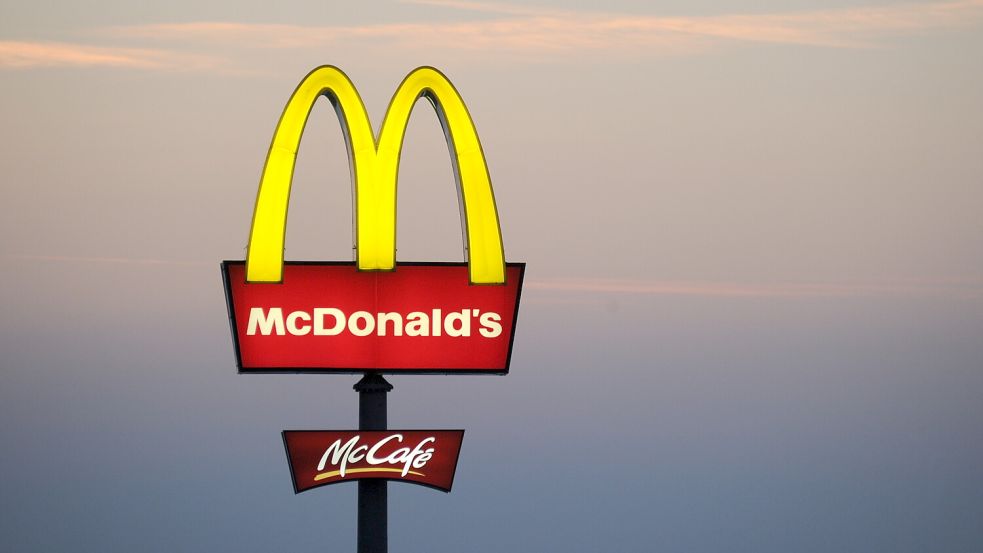 Das goldene M könnte bald auch in Neermoor hungrigen Menschen den Weg weisen. Foto: Tobias Hase/dpa